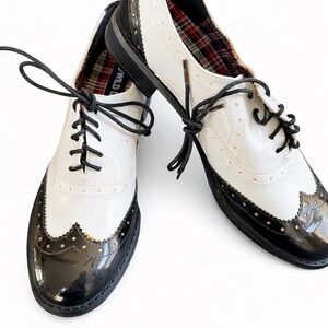 Wild Diva Two-Tone Oxford Shoes Black White Wingtip Lace-Up Size 8 Preppy